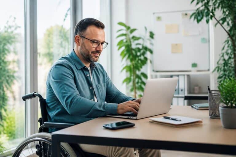 découvrez les dispositifs d'aide et les ressources disponibles pour les auto-entrepreneurs en situation de handicap afin de faciliter leur activité professionnelle.