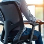 découvrez comment régler le soutien lombaire de votre chaise de bureau ergonomique pour améliorer votre posture et gagner en confort au quotidien.